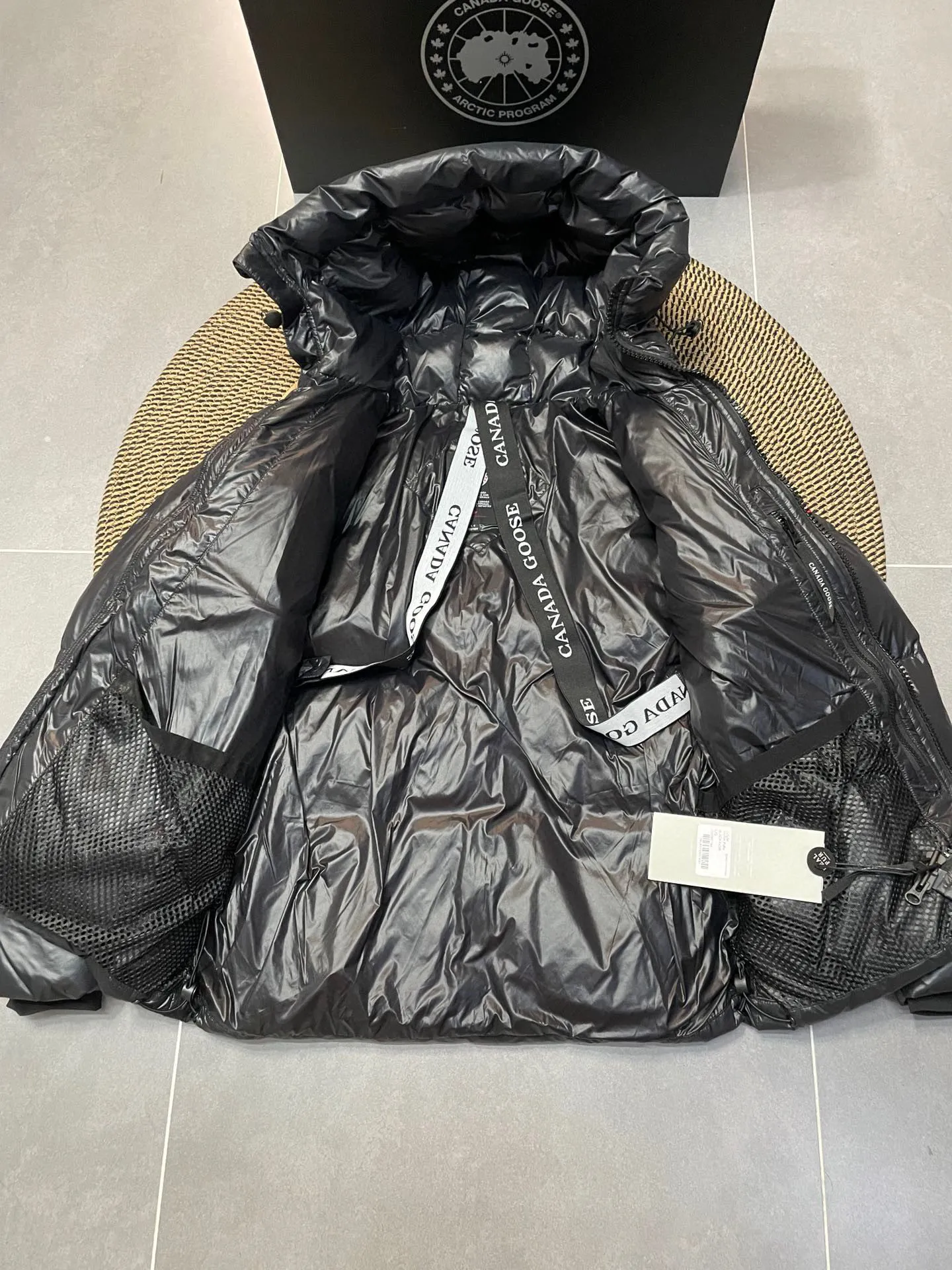 P780 Black Red Label Top Version 𝘾𝘼𝙉𝘼𝘿𝘼 𝙂𝙊𝙊𝙎𝙀/Canada Goose 2023 Limited New Crofton Puff Down Jacket Pure Guangzhou Inspection 95 White Duck Down Filling‼  Top version, ceiling level‼ Crofton soft bread, the latest style in 2023, has a cold protection effect of up to level 4. It is made of recycled Feather-Light tear-resistant fabric. It is ultra-light and has no weight on the upper body at all! The unique black label highlights your temperament‼  Canada Goose, a Canadian brand, has always been recognized as the warmest down jacket. Various Instagram celebrities, Internet celebrities, and celebrities often wear it for street photos. I do Canada Goose every year, but I still can’t get rid of my love for geese. No matter how cold the winter is, there is no need to be afraid, because there are geese! Filled with 80% white duck down, Canada Goose is the legendary warmest down jacket and is known as a must-have for Arctic outdoor sports! The most popular down jacket in the world, celebrities are rushing to buy it, it is a must-have! Same style for men and women Size: S-XXL